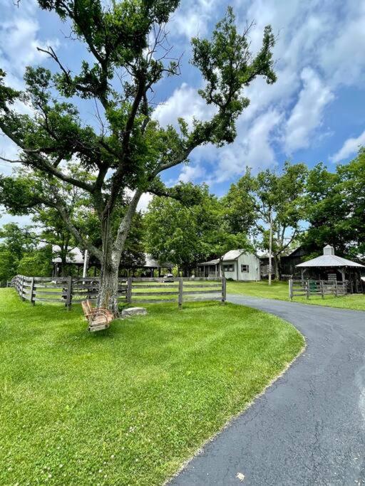 Bourbon Trail Cabin On The Farm 로렌스버그 외부 사진